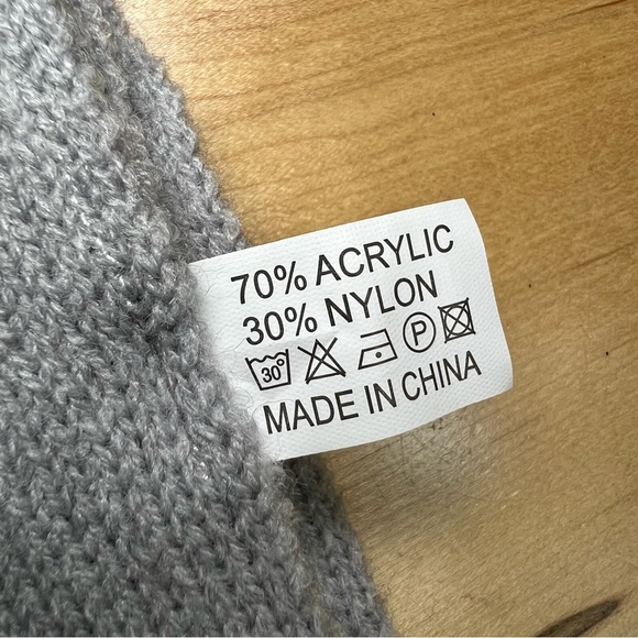 Charlotte Russe grey knit cute preppy scarf luxury look NWT 50X12 - Picture 2 of 3